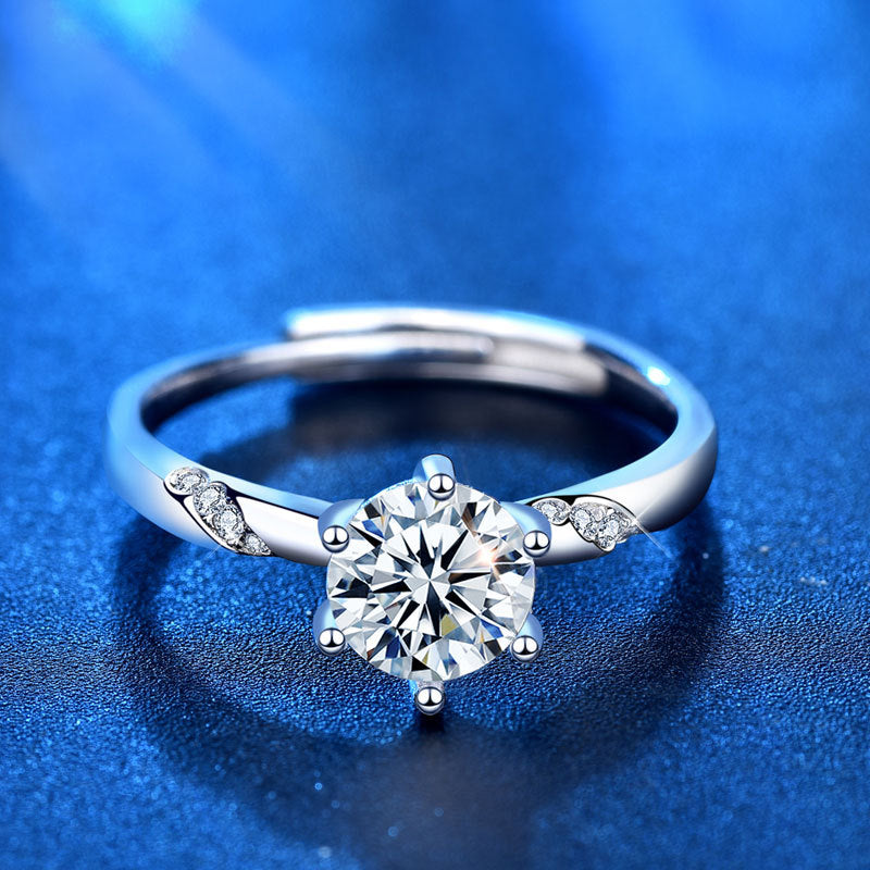 Selena Ring aus Sterlingsilber mit sechs Krappen aus Moissanite